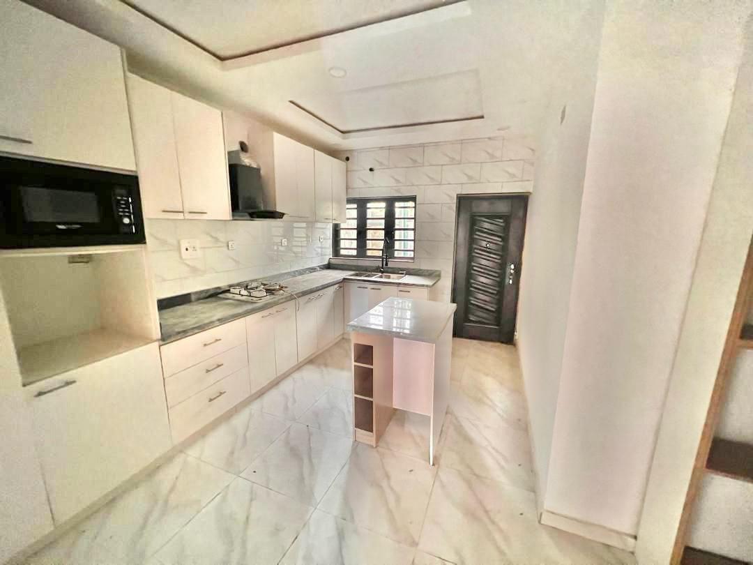 4 Bedrooms Terrace Duplex gallery image 5