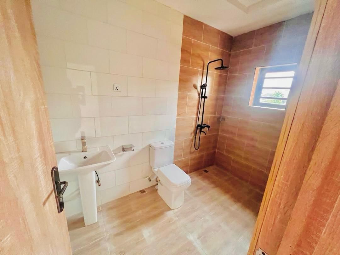 4 Bedrooms Terrace Duplex gallery image 7