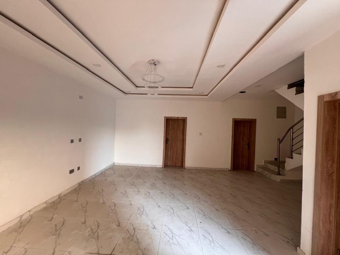 4 Bedrooms Terrace Duplex gallery image 2